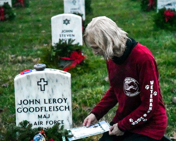 HealingPawsWreathLaying12-15-18-4133